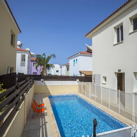 فيلة Protaras Amber *